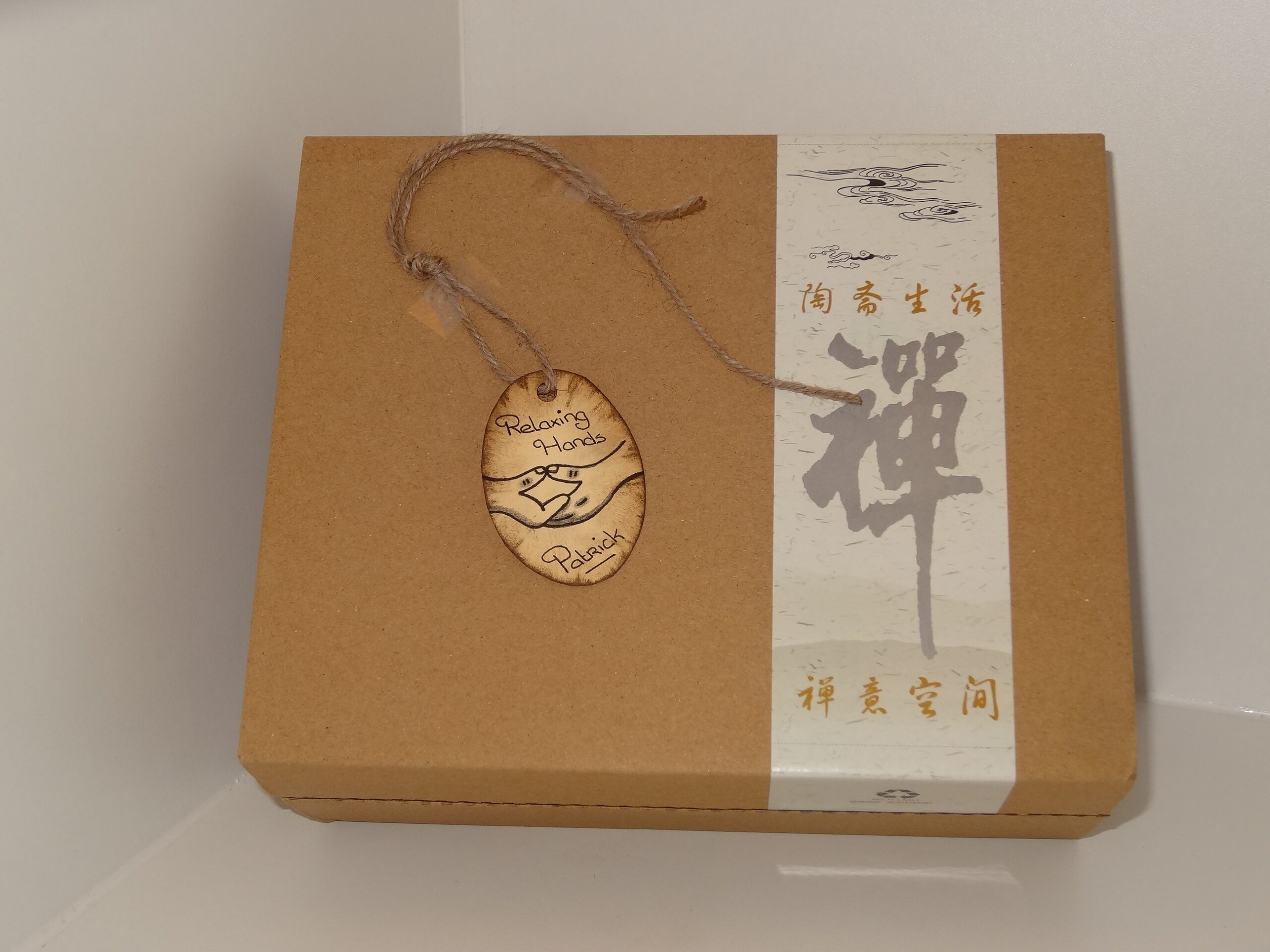 BackflowBranderHandMetLotusBloemMetPaloSantoKegelsAlsKadoDicht