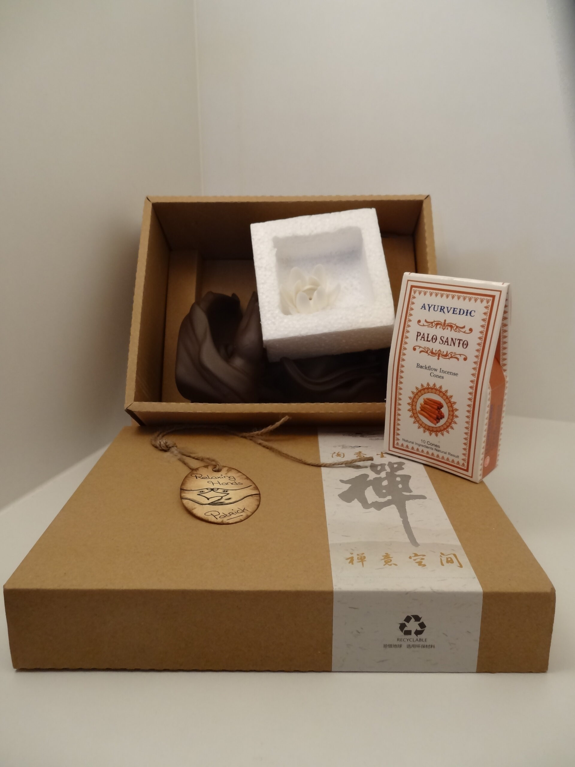 BackflowBranderHandMetLotusBloemMetPaloSantoKegelsAlsKadoOpen