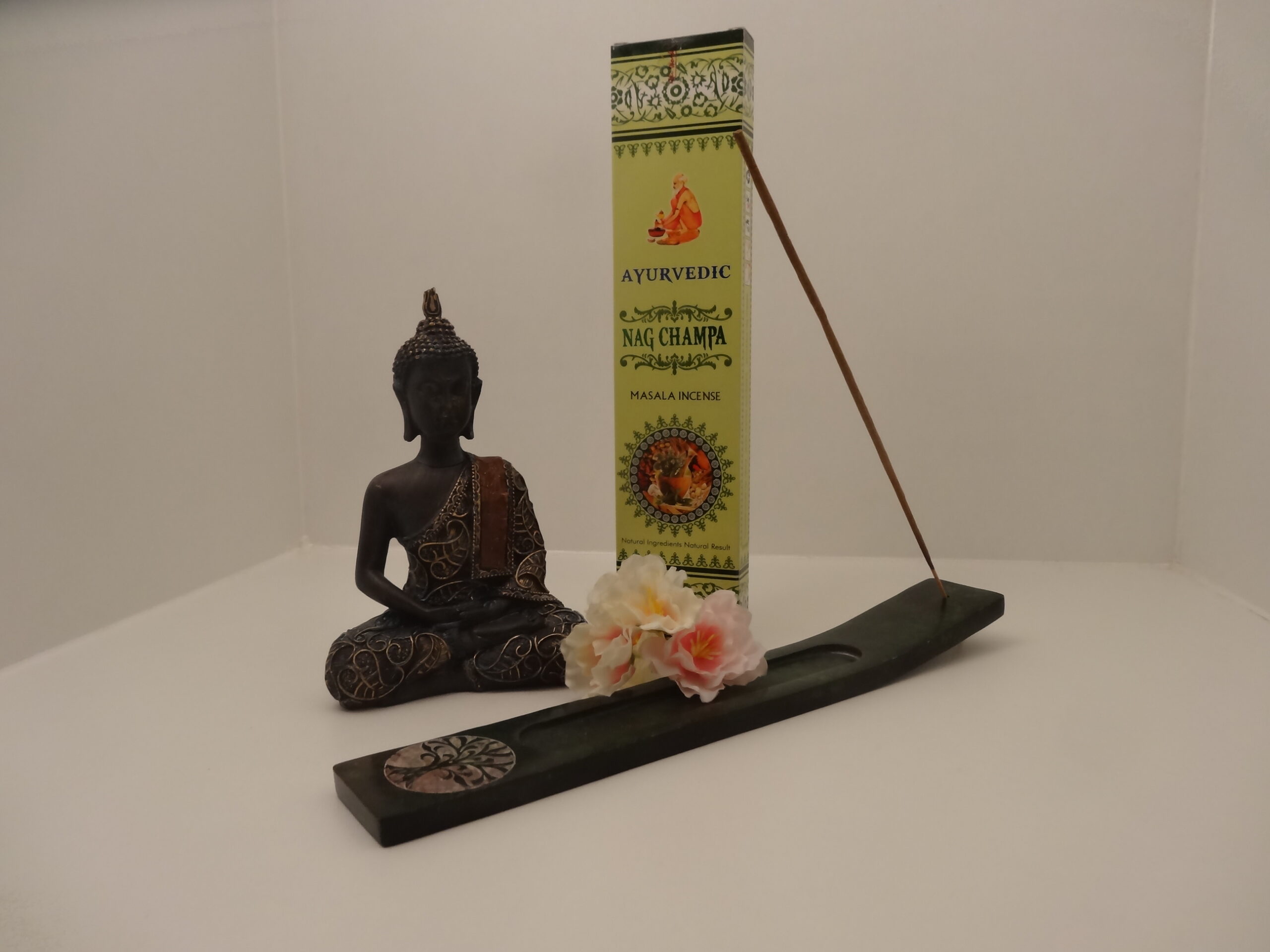 BoeddhaWierookEnHouder Bouddha met wierook en houder