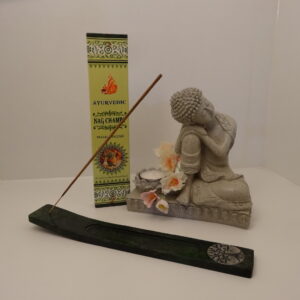 Boeddha zithouding met wierookhouder en wierook Nag Champa
