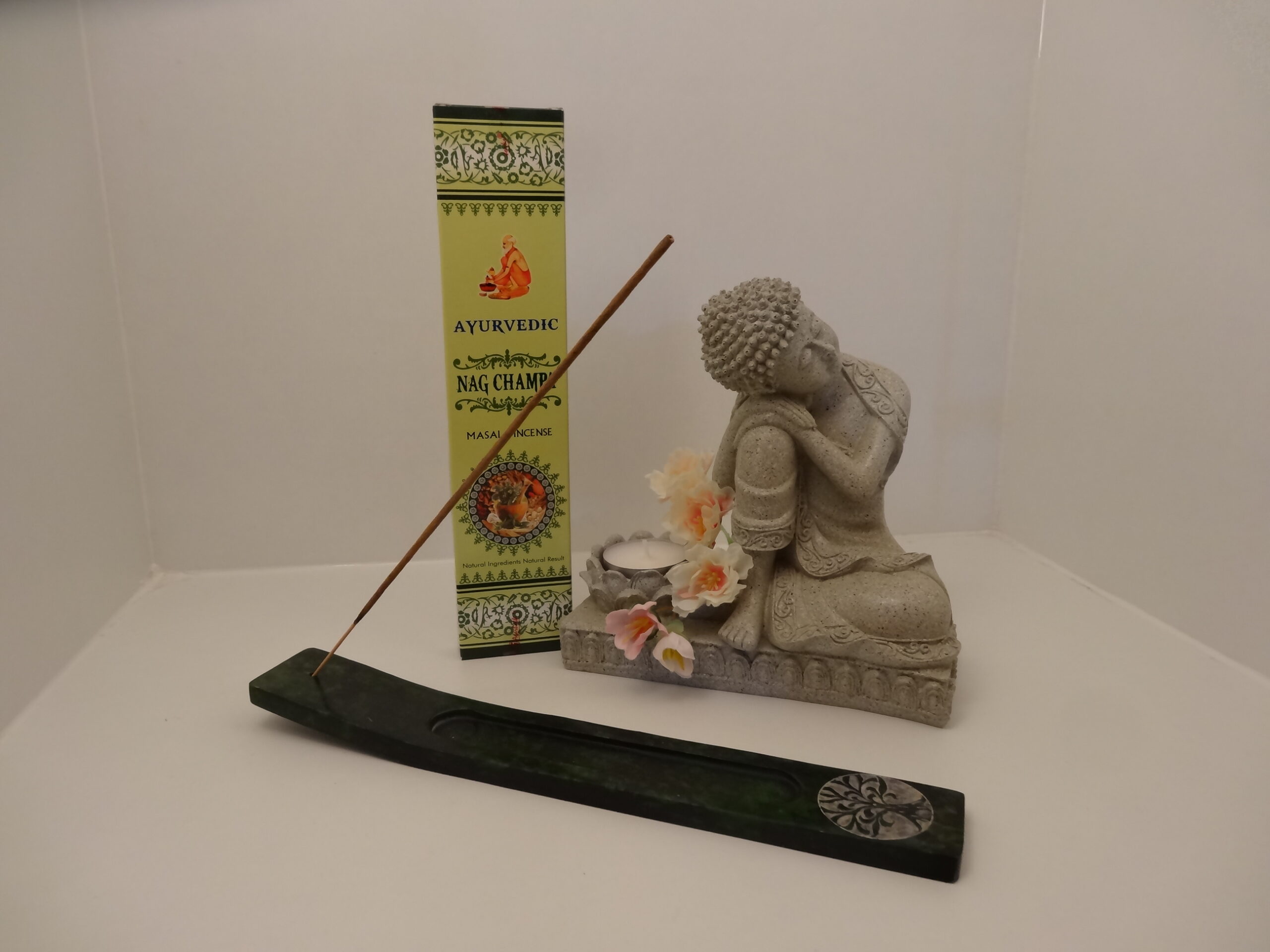 Boeddha zithouding met wierookhouder en wierook Nag Champa Boeddha zithouding met wierookhouder en wierook Nag Champa